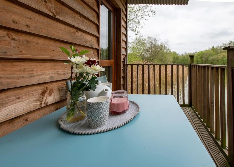 Lakeside Cabin On Stilts- 'Kingfisher' Rous Lench Luaran gambar