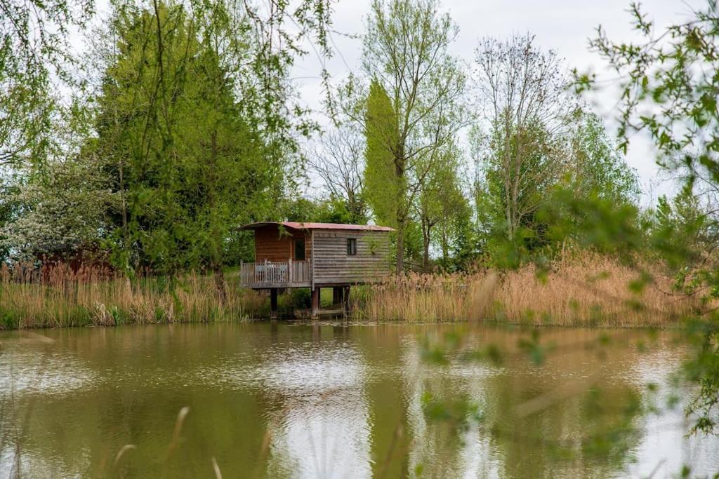 Lakeside Cabin On Stilts- 'Kingfisher' Rous Lench Luaran gambar